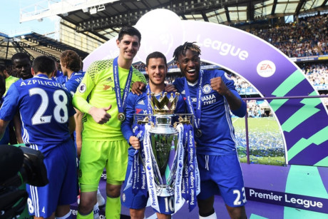Bộ ba người Bỉ Thibaut Courtois, Eden Hazard và Michy Batshuayi, ăn mừng cùng cúp vô địch Premier League.