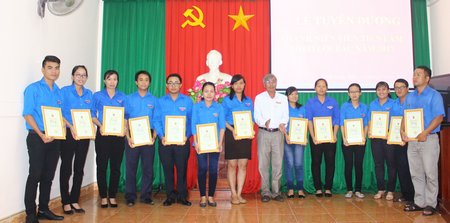 Phó Bí thư Đảng ủy Khối Các cơ quan- Nguyễn Văn Khuyến trao giấy chứng nhận cho các thanh niên tiên tiến làm theo lời Bác.