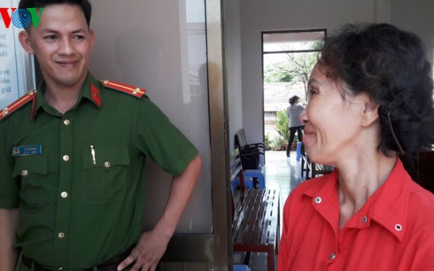 Bà Nguyễn Thị Tuyết vui mừng khi toà tuyên án thắng kiện.