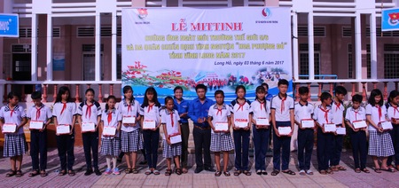 Bí thư Tỉnh Đoàn- Nguyễn Huỳnh Thu trao học bổng cho học sinh nghèo