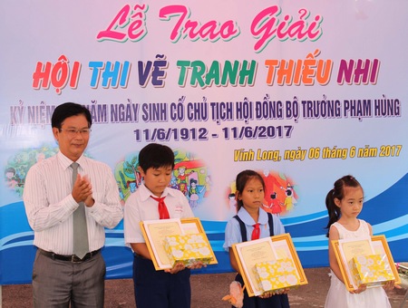 Ông Lê Thanh Tuấn- Giám đốc Sở Văn hóa, Thể thao và Du lịch trao giải nhất cho các em thiếu nhi