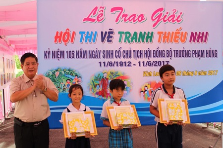 Ông Hứa Văn Chiến- Chủ tịch Hội Văn học Nghệ tỉnh trao giải cho các em thiếu nhi