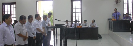 Các bị cáo nghe đại diện Viện Kiểm sát nhân dân tỉnh Vĩnh Long thể hiện quan điểm luận tội.