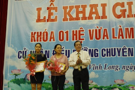 Ông Nguyễn Cao Đạt- Phó hiệu trưởng Trường ĐH Cửu Long trao giấy khen cho các sinh viên đạt điểm cao.