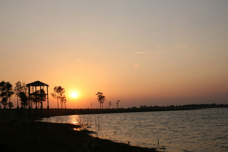 Hồ nằm cách trung tâm thành phố Buôn Ma Thuột 12 km theo hướng Đông Nam. Ảnh: Mr.T.
