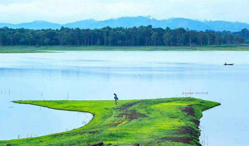 Lợi thế của Hồ Ea Kao là rất gần thành phố và còn có diện tích rừng tự nhiên rất lớn quanh hồ. Ảnh: Trần Khánh.