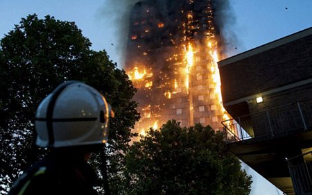 Thủ tướng Theresa May cam kết sẽ điều tra kỹ lưỡng nguyên nhân vụ cháy này. (Ảnh LNP).