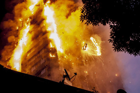 Ngọn lửa hung dữ bao trùm lên tháp chung cư ở tây London vào sáng sớm ngày 14/6. Ảnh: LNP.