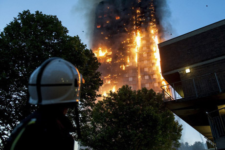 Hơn 600 cư dân tòa nhà đã vùng vẫy để thoát khỏi ngọn lửa dữ. Ảnh: LNP.