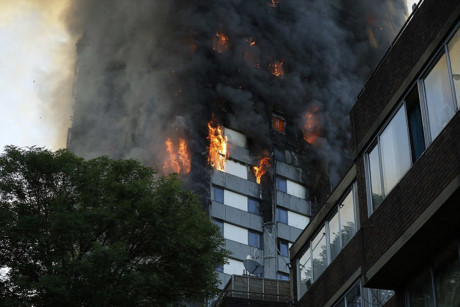 200 lính cứu hỏa chiến đấu với giặc lửa nuốt trọn tòa chung cư chỉ trong 15 phút. Ảnh: AP.
