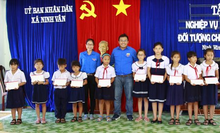  Phó Bí thư Tỉnh đoàn Vĩnh Long Phan Hồng Hạnh và Bí thư Chi đoàn Công ty Bia Sài Gòn Sông Tiền- Tôn Thất Trực đại diện đoàn tặng 20 suất học bổng cho học sinh nghèo.