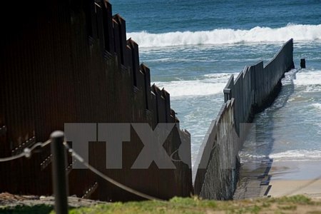 Hàng rào ngăn cách giữa Mexico và Mỹ, đoạn qua San Ysidro, California, Mỹ. (Nguồn: AFP/TTXVN)
