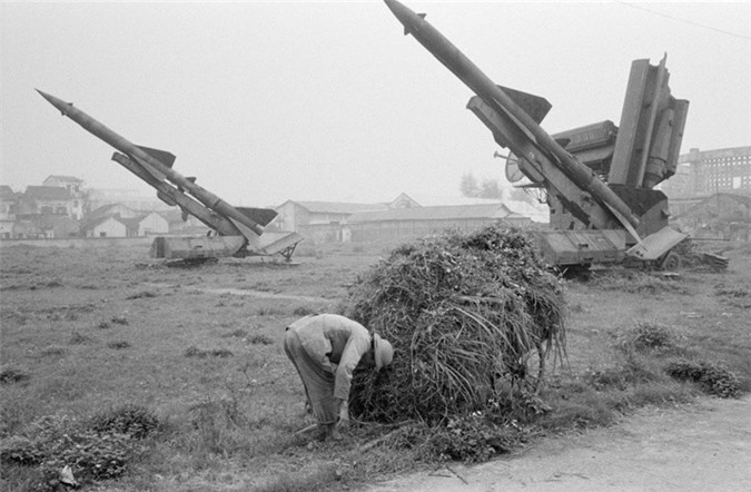 Những giàn tên lửa SAM-2 trong Công viên Lê-nin, 11/3/1990. Hình ảnh nằm trong loạt ảnh Hà Nội năm 1990 do phóng viên John Vink thuộc tổ chức nhiếp ảnh quốc tế Magnum Photos thực hiện.