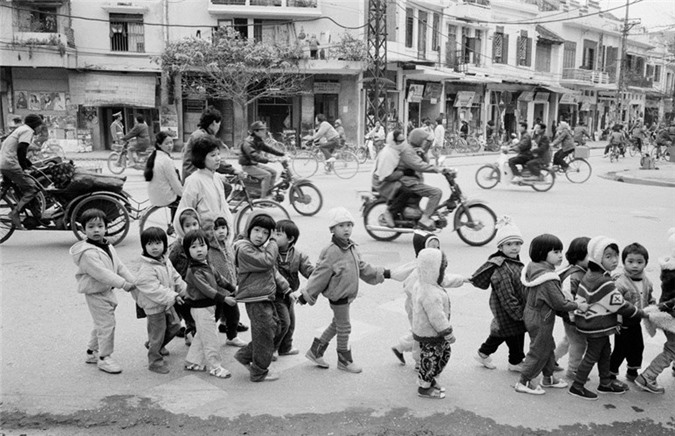 Trẻ mẫu giáo trên đường đến trường ở khu phố cổ Hà Nội, 1/3/1990. Ảnh: Magnumphotos.com