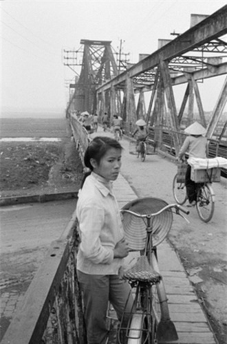 Trên cầu Long Biên, 11/3/1990. Ảnh: Magnumphotos.com