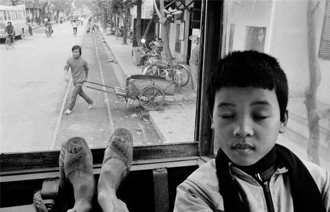 Trẻ em trên tàu điện, 2/3/1990. Ảnh: Magnumphotos.com