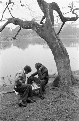 Đánh cờ bên bờ hồ Gươm, 11/3/1990. Ảnh: Magnumphotos.com