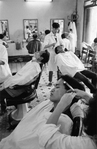Trong một tiệm cắt tóc, 12/3/1990. Ảnh: Magnumphotos.com
