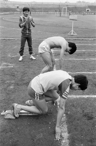 Các vận động viên điền kinh luyện tập trên đường chạy, 10/3/1990. Ảnh: Magnumphotos.com