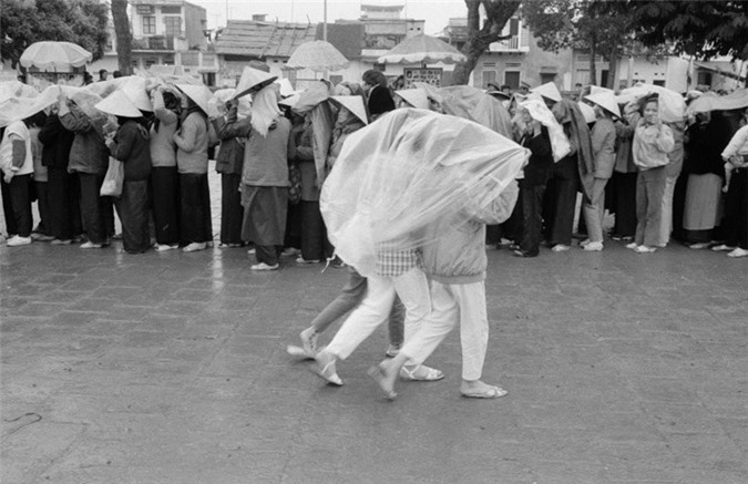 Hội đền Đồng Nhân ở Hà Nội, 2/3/1990. Ảnh: Magnumphotos.com