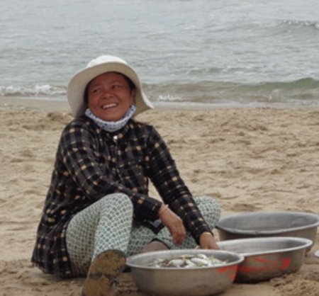 Nụ cười của người phụ nữ tảo tần nơi bãi biển Phan Thiết.