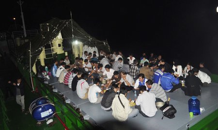 Các nhà báo ĐBSCL trên tàu của Vùng E Hải quân ra thăm quân- dân các đảo Tây Nam.Ảnh: NGỌC TRẢNG