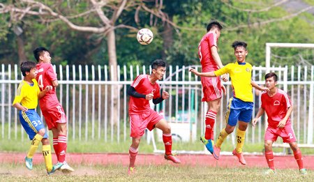 Đội U17 Vĩnh Long (áo đỏ) trong trận tập huấn với đội U17 Đồng Tháp, trên sân Vĩnh Long trước khi vào giải. 