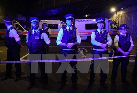 Cảnh sát Anh phong tỏa hiện trường vụ xe tải lao vào đám đông gần công viên Finsbury ngày 19/6. (Nguồn: EPA/TTXVN)