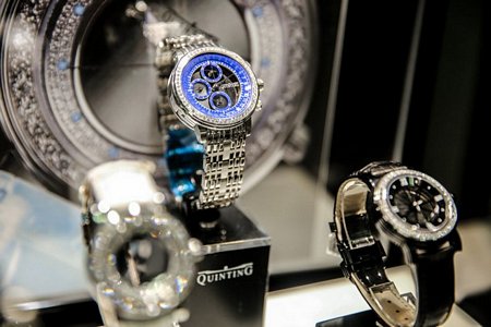 Những chiếc đồng hồ đắt tiền bán ở Qatar, dành riêng cho tầng lớp siêu giàu.