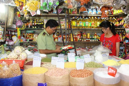 Kiểm tra niêm yết giá tại chợ Vĩnh Long.
