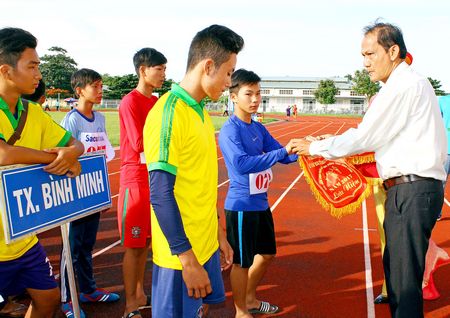  Ông Nguyễn Thanh An- Phó Giám đốc Sở Văn hóa, Thể thao và Du lịch tỉnh trao cờ lưu niệm cho các đơn vị tham dự giải tại lễ khai mạc.