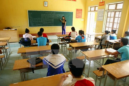 Giáo viên Trường Trung học Phổ thông Co Mạ, huyện Thuận Châu, Sơn La hướng dẫn học sinh luyện đề thi minh họa. (Ảnh: Hữu Quyết/TTXVN)
