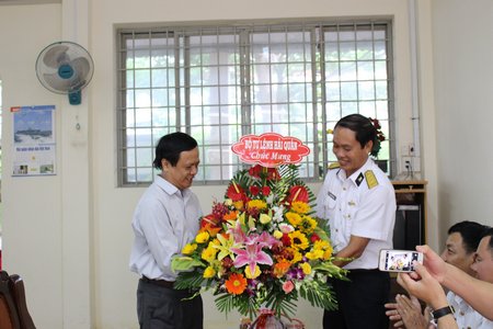 Tổng Biên tập- Hoàng Hoàng Khải nhận hoa chúc mừng từ đại diện Nhà máy X55 Hải Quân.