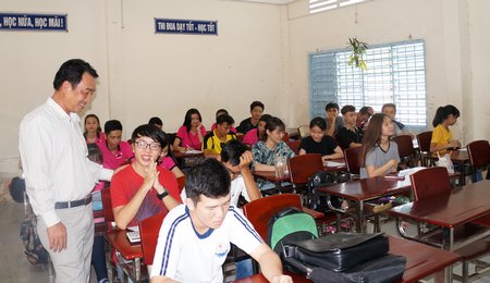  Ông Lữ Quang Ngời hỏi thăm tình hình ôn tập của học sinh lớp 12 Trường THPT Vĩnh Long.
