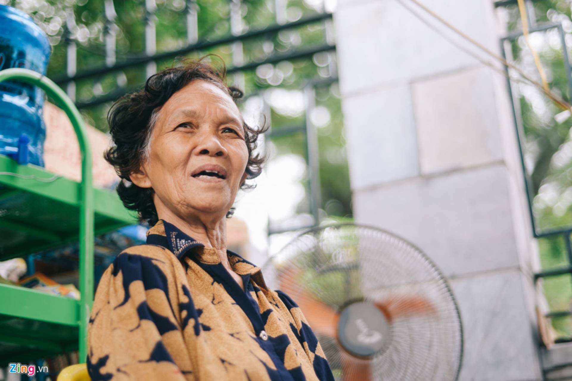 Đó là lời chia sẻ của bà Phạm Thị Huyền Dung (72 tuổi, từng là giảng viên môn Triết học tại Học viện Chính trị quốc gia Hồ Chí Minh), “thủ thư” của quầy sách báo miễn phí trước cửa số nhà 55 Đặng Tiến Đông (Đống Đa, Hà Nội).