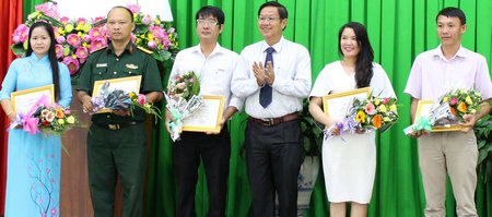 Nhà báo Cao Huyền (bìa trái) nhận giải nhì giải Báo chí Phan Ngọc Hiển 