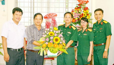 Phó Tổng Biên tập Nguyễn Hữu Khánh nhận hoa chúc mừng từ Đảng ủy- Bộ CHQS tỉnh. Ảnh: Dương Thu