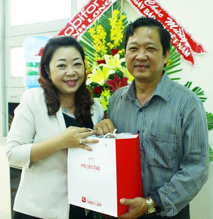 Đại diện Công ty Bảo hiểm Nhân thọ Prudential Việt Nam chúc mừng Báo Vĩnh Long. Ảnh: Cao Huyền