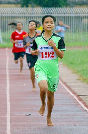 Lê Gia Cẩm (TP Vĩnh Long) giải nhất chạy 800m nữ, với thành tích 3’05”15,