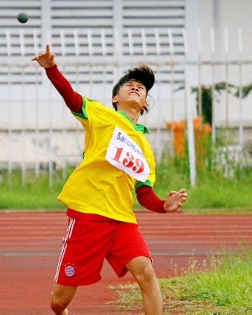 Nguyễn Hoàng Võ (TX Bình Minh) giải nhất ném bóng, với thành tích 64m77.
