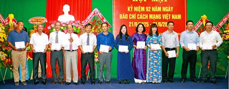 Phó Bí thư thường trực Tỉnh ủy, Chủ tịch HĐND tỉnh- Trương Văn Sáu trao giải nhất Giải Báo chí tỉnh Vĩnh Long năm 2017 cho các nhà báo. (Ảnh: DƯƠNG THU)