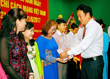 Ông Lữ Quang Ngời- Ủy viên Thường vụ Tỉnh ủy, Phó Chủ tịch UBND tỉnh trao giải nhì cho các nhà báo