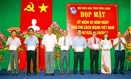 Chủ tịch Hội Nhà báo Việt Nam tỉnh Vĩnh Long Lê Quang Nguyên trao giải ba cho các nhà báo. (Ảnh: DƯƠNG THU)