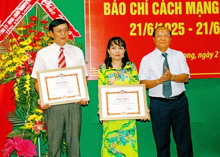 Ông Lê Quang Nguyên- Giám đốc Đài Phát thanh- Truyền hình Vĩnh Long, Chủ tịch Hội Nhà báo tỉnh (bìa phải) trao bằng khen cho các nhà báo có thành tích xuất sắc. Ảnh DƯƠNG THU