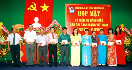 Các nhà báo nhận Kỷ niệm chương Vì sự nghiệp báo chí Việt Nam . Ảnh DƯƠNG THU