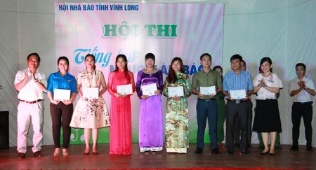 Phó Tổng Biên tập Báo Vĩnh Long Nguyễn Hữu Khánh trao giải khuyến khích cho 7 thí sinh.