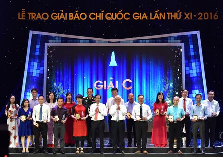 Chủ tịch nước Trần Đại Quang, Chủ tịch Quốc hội Nguyễn Thị Kim Ngân trao 7 giải A cho các tác giả đạt giải.