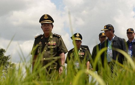 Thủ tướng Hun Sen chọn một con đường đất đỏ để đi vào Việt Nam, không phải con đường đã rải đá dự tính ban đầu - Ảnh: THUẬN THẮNG