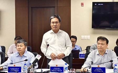 Phó chủ nhiệm Văn phòng Chính phủ Nguyễn Cao Lục truyền đạt các ý kiến chỉ đạo của Thủ tướng đối với EVN, tại buổi làm việc chiều 21/6.