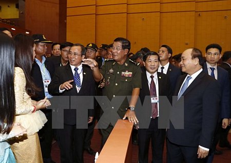 Thủ tướng Nguyễn Xuân Phúc và Thủ tướng Campuchia Hun Sen dự gặp mặt cán bộ, sinh viên, cựu chiến binh Việt Nam tham gia công tác, chiến đấu tại Campuchia. (Ảnh: Thống Nhất/TTXVN)